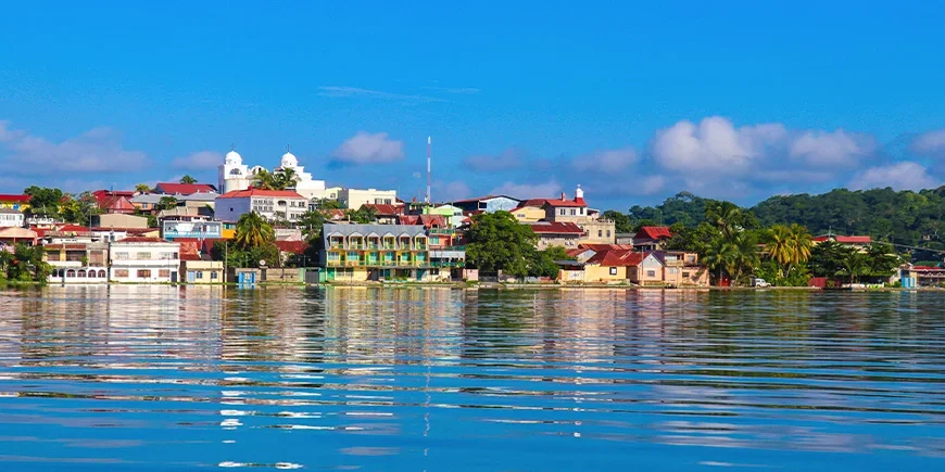 Ön Flores i Guatemala sedd från vattnet