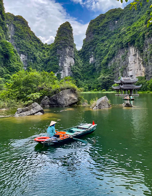 Båttur vid Trang An i Ninh Binh, Vietnam