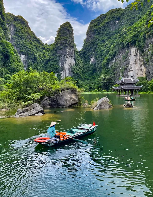 Båttur vid Trang An i Ninh Binh, Vietnam