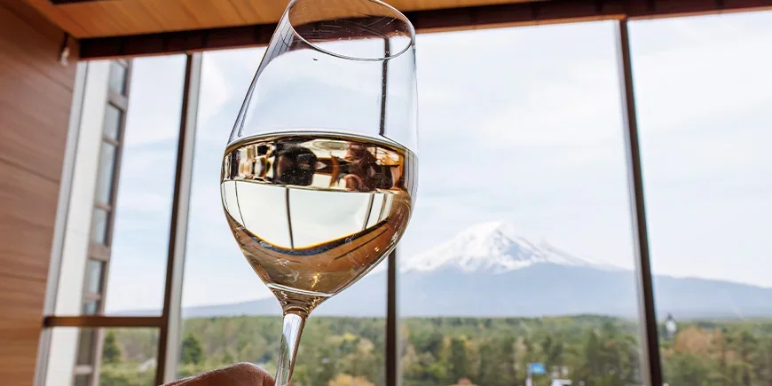 Ett glas vin med utsikt mot Fujiberget