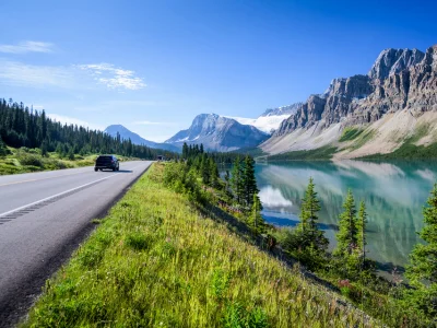 Bil kör på Icefield Parkway nära Banff