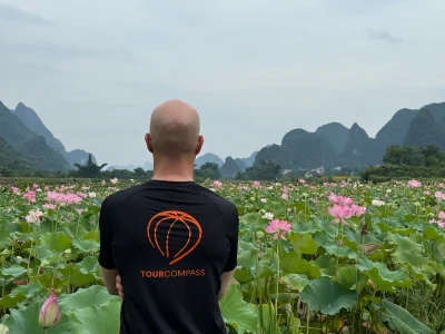 Claus blickar ut över fälten i Yangshuo, Kina.