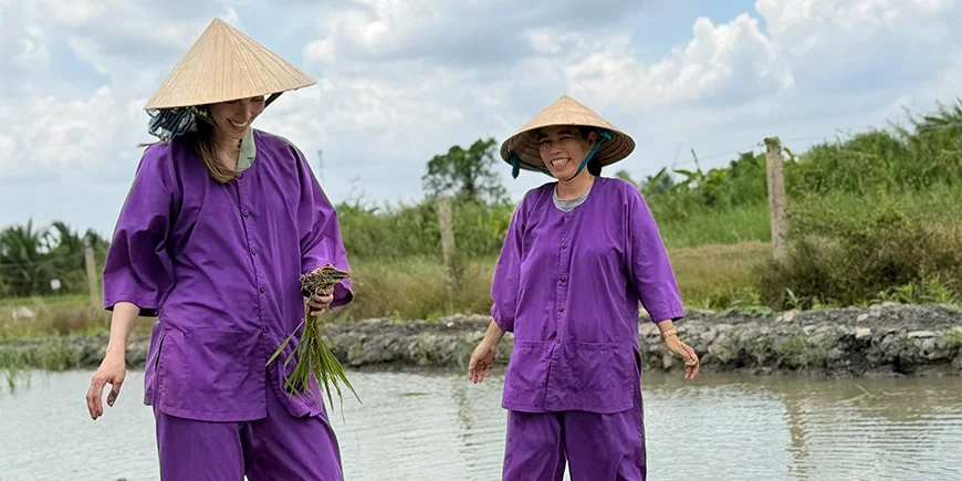 Iida från TourCompass och vietnamesisk kvinna i vårt sociala hållbarhetsprojekt i Vinh Long
