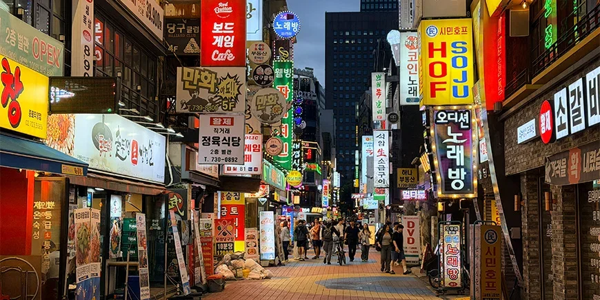 Neonskyltar i Myeongdong i Seoul, Sydkorea