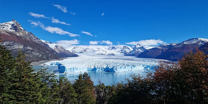 Blå himmel över Perito Moreno glaciären i Los Glaciares nationalpark i Argentina