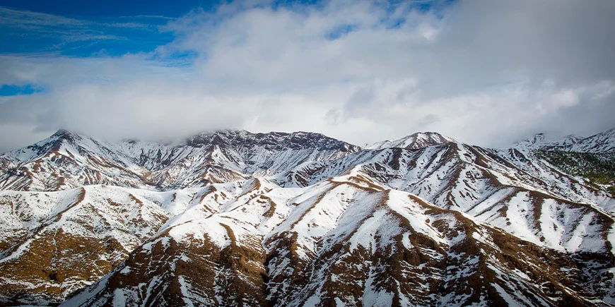 Snötäckta bergstoppar på toppen av Atlasbergen