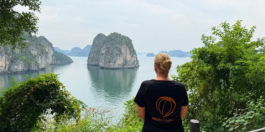 Michelle från TourCompass blickar ut över Bai Tu Long-bukten i Vietnam