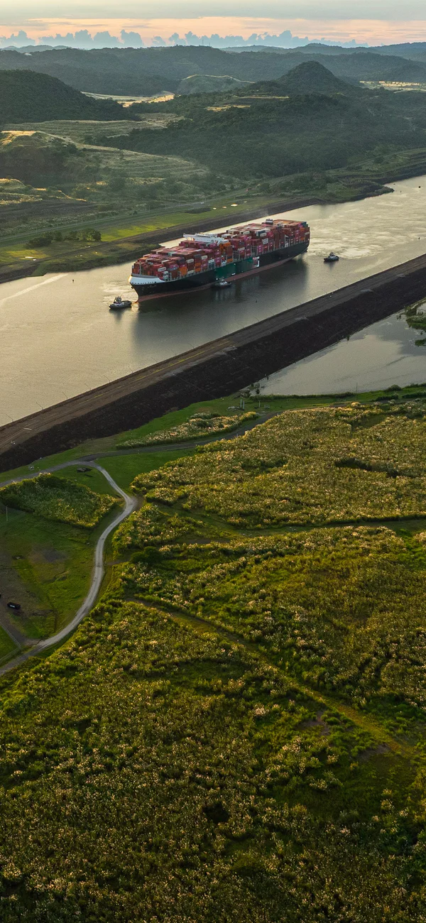 Solnedgång över Miraflores-slussarna vid Panamakanalen