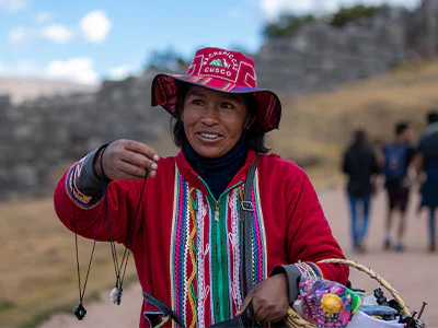 Lokal kvinna i Cusco i Peru som säljer lokalproducerade smycken