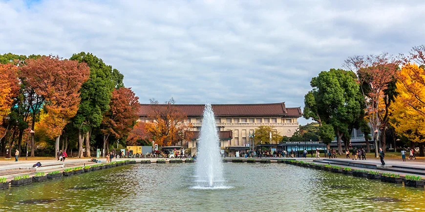 Tokyo National Museum omgivet av höstfärger