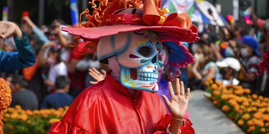 Person i utklädnad under parad på De dödas dag i Mexico City