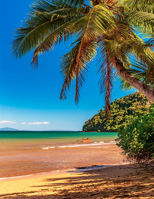 Vacker afrikansk strand på Nosy Be på Madagaskar