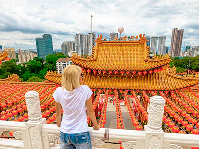En kvinna blickar ut över Thean Hou-templet i Kuala Lumpur