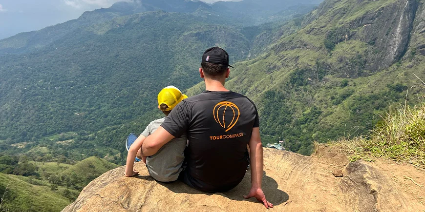 Far och son vid Little Adam's Peak i Sri Lanka.