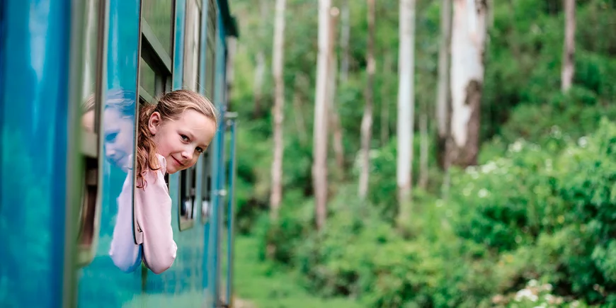 Flicka på tåget från Ella till Kandy i Sri Lanka.