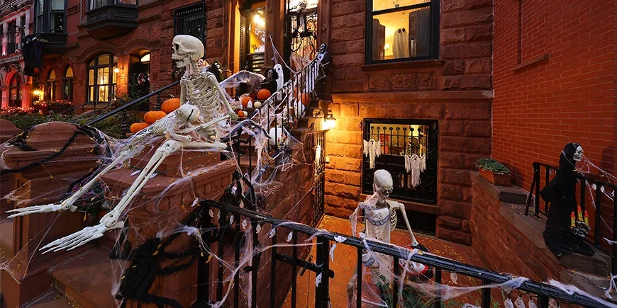 Hus dekorerat med skelett inför Halloween i New York