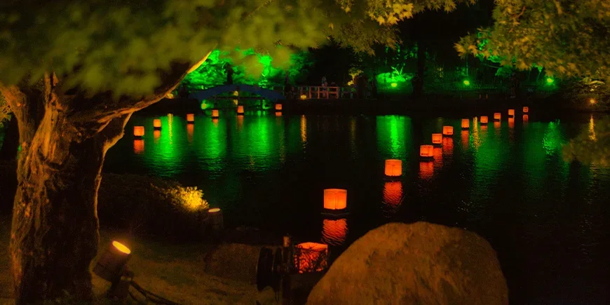 Lanterner på vattnet under Obon i Japan