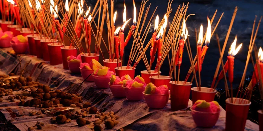 Rökelse och spökpengar bränns under Hungry Ghost Festival i Kina