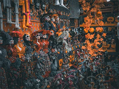 Utställning med skelett klädda i orange och svart