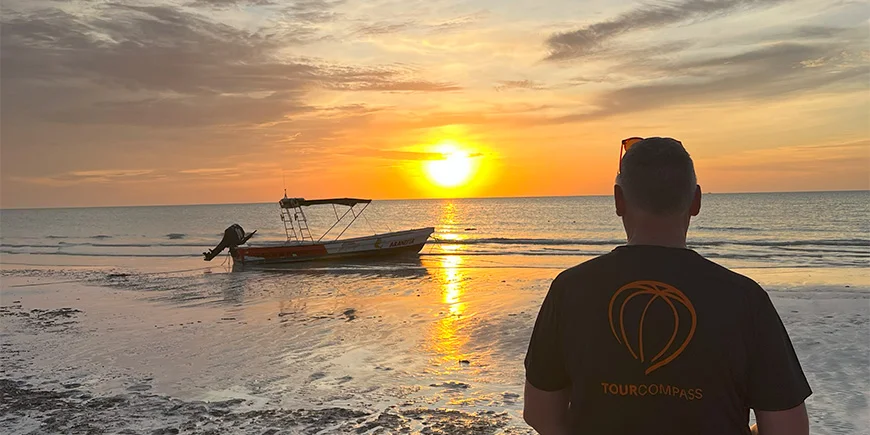 Tom njuter av den vackra solnedgången på Isla Holbox i Mexiko
