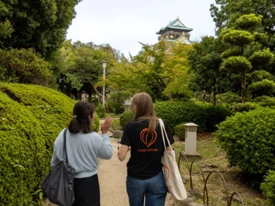 Japansk guide och TourCompass-anställd på promenad i Osaka, Japan