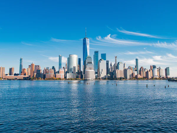 New Yorks silhuett på en molnfri dag