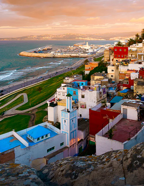 En vacker utsikt över den marockanska staden Tanger ut mot stranden i solnedgången