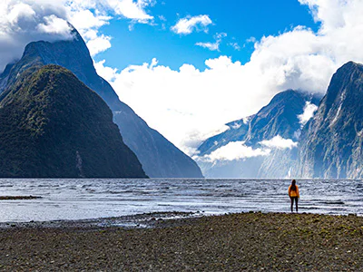 Kvinnor blickar ut över Milford Sound