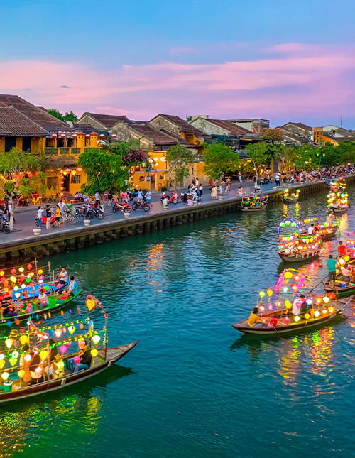 Båtar färdas på floden i Hoi An i Vietnam