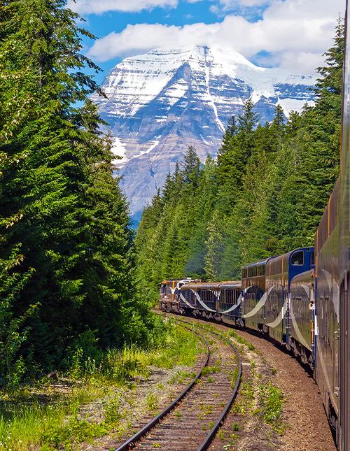 Toppen av Mount Robson på sommaren sedd från tåget Rocky Mountaineer