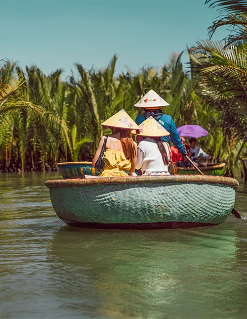På båttur i en traditionell rund bambubåt i Hoi An, Vietnam