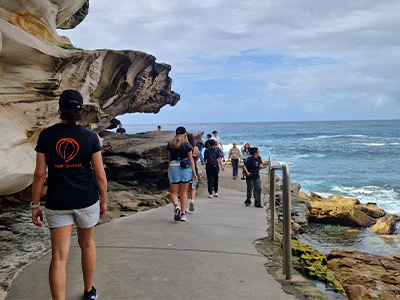 Christina, som är Product Manager på TourCompass, går längs stigen från Coogee till Bondi