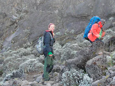 Jude vid foten av Barranco Wall på Kilimanjaro