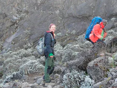 Jude vid foten av Barranco Wall på Kilimanjaro