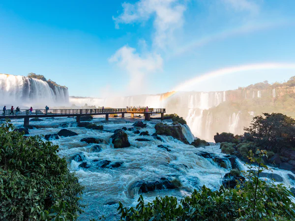 Spång på den argentinska sidan av Iguazúfallen en solig dag