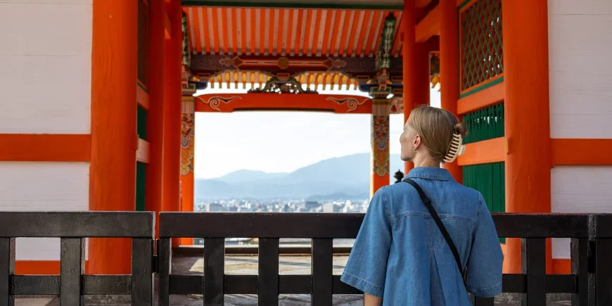 Iida från TourCompass besöker Kiyomizu-dera i Kyoto