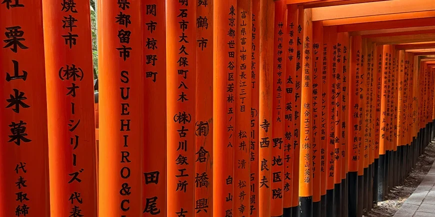 De röda portarna vid Fushimi Inari i Kyoto, Japan.