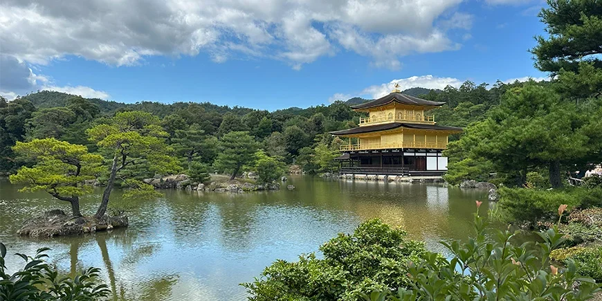 Guldpaviljongen, Kinkaku-ji, en solig dag i Kyoto