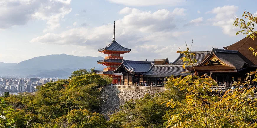 Utsikt över det vackra templet Kiyomizu-dera och Kyoto