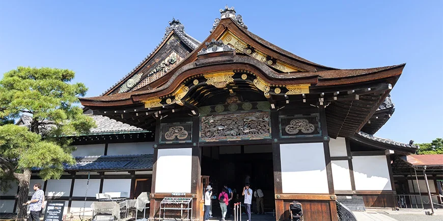 Nijōslottet i Kyoto under blå himmel