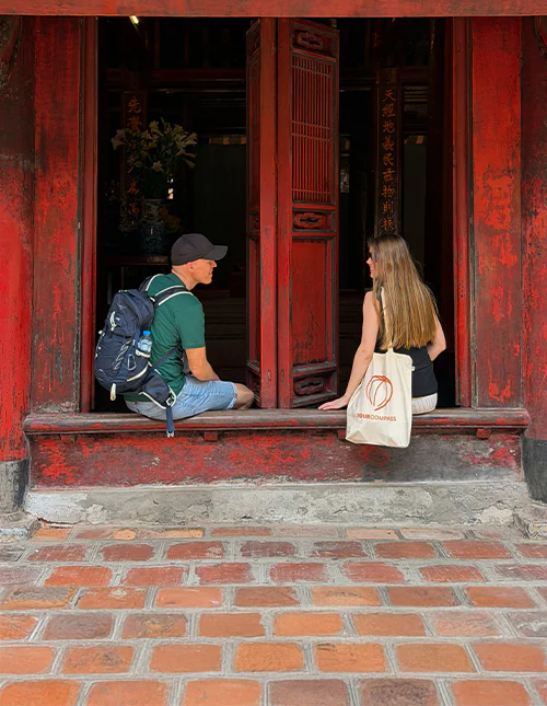 Man och kvinna i Litteraturens tempel i Hanoi, Vietnam