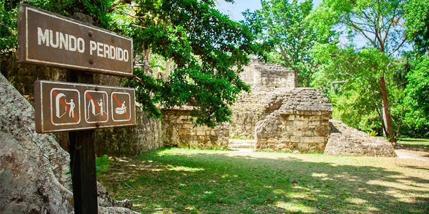 Skylt med anvisningar framför en ruin i Tikal nationalpark