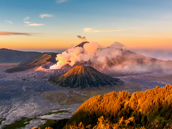 Soluppgång över Mount Bromo på Java i Indonesien