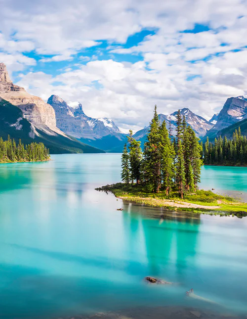 Spirit Island i Maligne Lake vid solnedgång i Jasper nationalpark