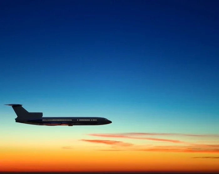 Flyg på himlen med solnedgång