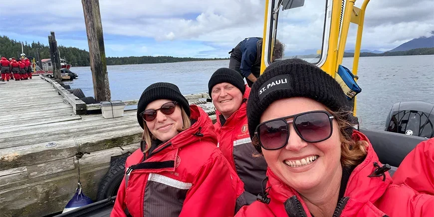 Bianca och två kollegor från TourCompass sitter i en båt på väg ut på valsafari i Kanada
