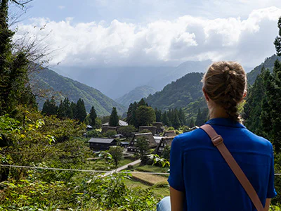 Kvinna blickar ut över den vackra byn i Gokayama