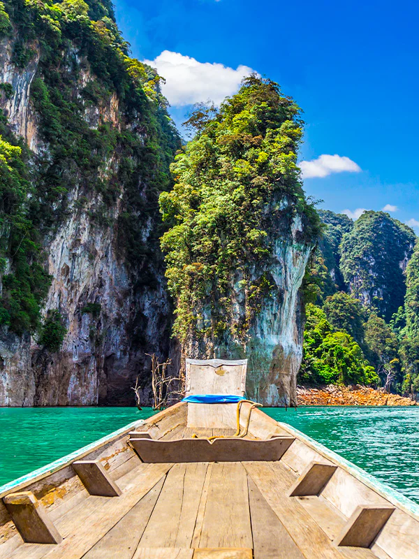 Båt i vackra omgivningar i Thailand