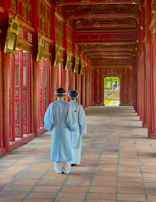 Människor i traditionella kläder i den gamla kejsarstaden Hué, Vietnam