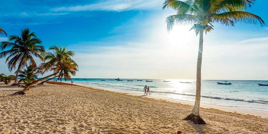 Par går tur på Playa Paraiso ved Tulum i Mexico